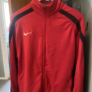 Nike  - Gammal Nike modell med svarta ränder på sidan av armen och har ett fantastiskt skick!  Dm för fler bilder😊