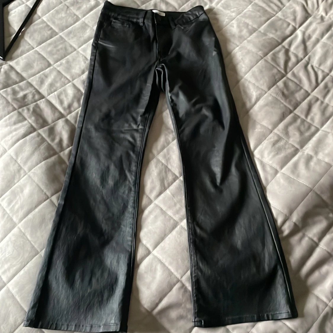 Flared jeans, blank svart