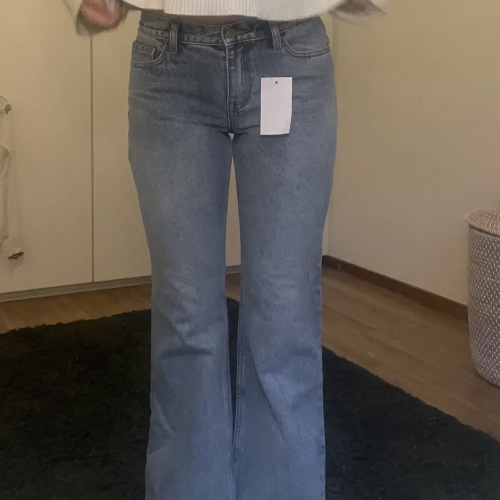 Ett par super fina jeans från brandy melville. Aldrig använda eftersom de var för små för mig därav varför prislappen sitter kvar. På bilden är det min kompis som är modell📸 Om du har några frågor eller vill ha fler bilder är det bara att skriva😊💗. Jeans & Byxor.