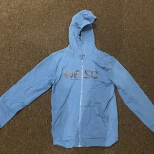 Wesc blå zip Hoodie  - Använd få gånger sitter bra är XS men ganska stor storleken så funkar på S också