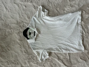 Hugo Boss Piké  - Måste  strykas!!  Gott som ny, fin kvalité. Regular fit från Hugo Boss. Vit. 