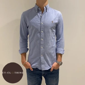 Skjorta Ralph Lauren - En sjukt fin ljusblå raffe skjorta. Inga tecken på användning, 9,5/10cond. Modellen är 177 och väger 65kg. 🟫