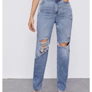 Slitna jeans - Säljer pågrund av de är lite förstora på mig. Men annars slitningarna och byxans model är så fin.