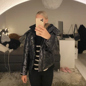 Calvin Klein jacka - INTRESSEKOLL!! På min svarta glansiga Calvin Klein jacka. Skitsnygg och helt perfekt till vintern. Supervarm. Köpte förra vintern (inga skador eller defekter). Nypris 2195 kr. 