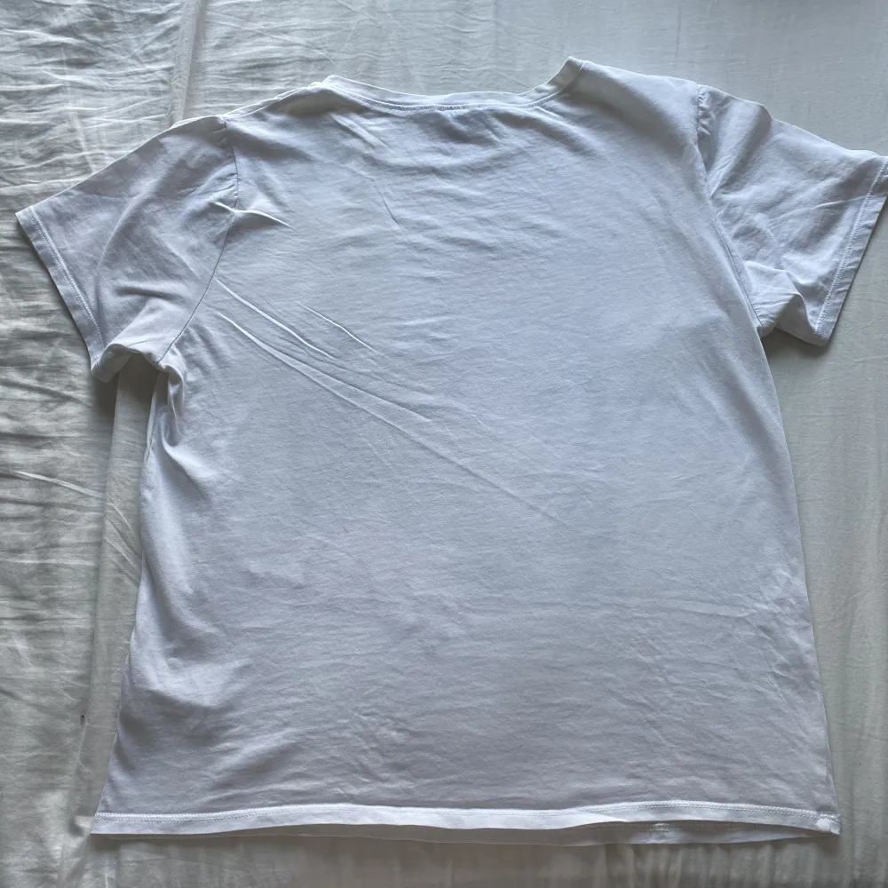 T-shirt från Amisu i storlek M. Tror köpt på New Yorker. Använd fåtal gånger därav nyskick. Säljer pga att den inte används.. T-shirts.