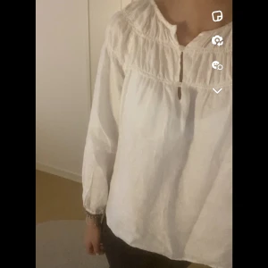 Vit blus - jätte söt blus i linnen ifrån zara barn avdelningen 💕💕 