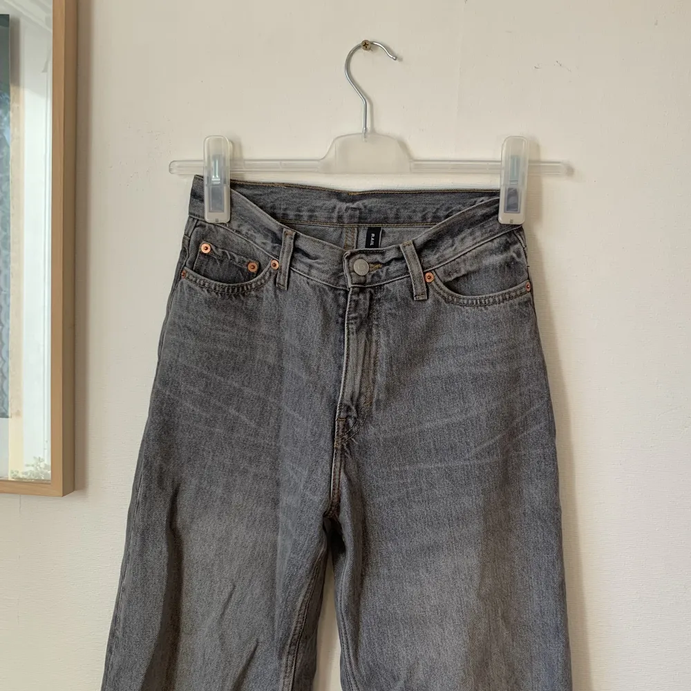 så snygga jeans som tyvärr inte kommer till användning💗lätt slitage baktill längst ner . Jeans & Byxor.