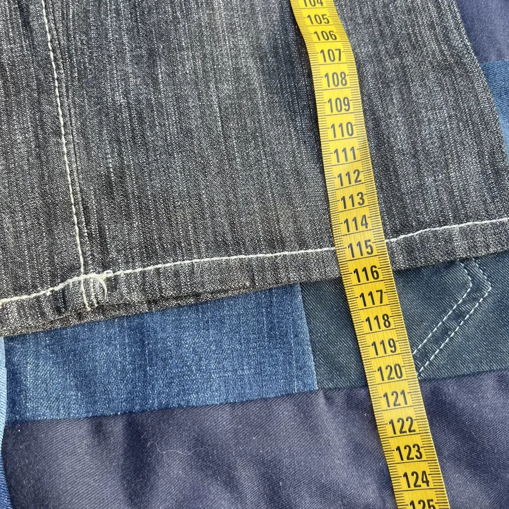 Otroligt snygga, detaljrika jeans, finns inga jeans som dessa!! Tveka inte alls på o höra av dig vid frågor. Midjemått rakt över: 42 cm. Benöppningen: 22cm och totala längden är på sista bilden. Passform reguler jeans! Går alltid o diskutera pris. Jeans & Byxor.