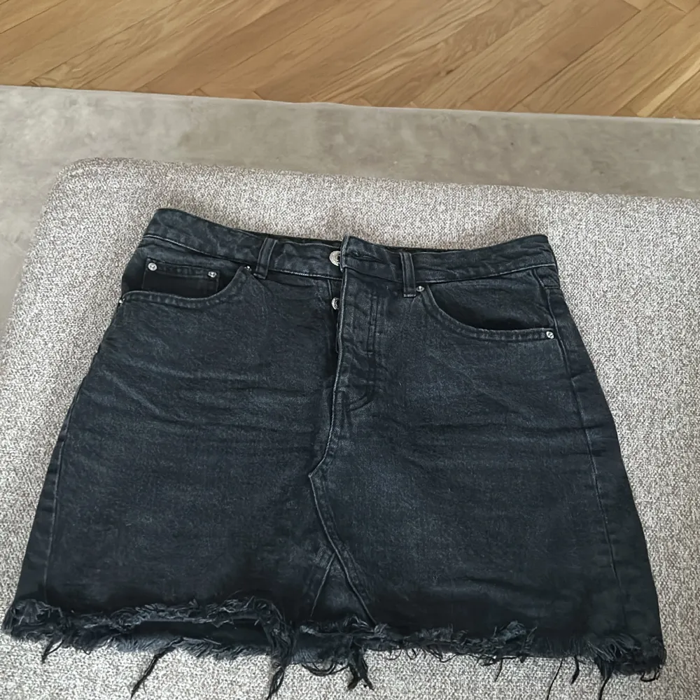 Svart jeanskjol från Gina tricot strl 38. . Kjolar.