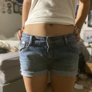 Lågmidjade shorts - Jätte snygga lågmidjade shorts med söt detalj på ena fickan som är köpta på en marknad i Italien. Säljer då de inte kommer till användning.