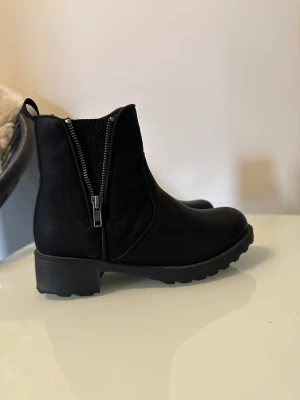 Skor - Skor med klack i fint skick 