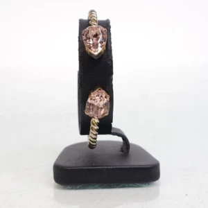 Caroline svedbom armband💓 - Så fint armband från Caroline svedbom ! Har tappat lite färg och en bit av ena stenen är borta, vilket syns på tredje bilden. Därav priset. Men detta märks knappt när man använder det!!❤️