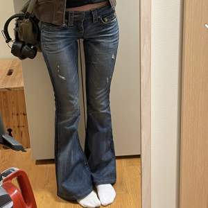 Super fina lågmidjade jeans från true religion, använda vid två tillfällen (jeansen är i super fint skick.)  Midjemått 34x2 = 68 cm runt  Innerbens längd 77cm 💜