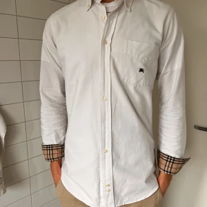 Burberry skjorta - Säljer en fet Burberry skjorta i utmärkt skick! Storleken är M men passar även S för en lite mer loose fit.  Modellen är 188cm och väger 64kg Ny pris: ca 5000kr Mitt pris: 899kr🤩 Om du har några frågor är så är det bara skriva!🤙🤝