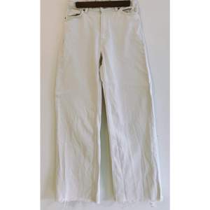 Vita monki Yoko jeans Innerben 73 cm (jag är 160cm) Bra skick förutom två små hål där midjan varit intagen innan (se bild 3) Storlek W26 (EUR34)