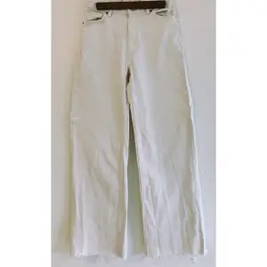 Vita monki Yoko jeans Innerben 73 cm (jag är 160cm) Bra skick förutom två små hål där midjan varit intagen innan (se bild 3) Storlek W26 (EUR34)