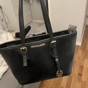 Väska - jättefin michael kors väska. Sällan använd (inga skador). Finns 3 stora fack i väskan och 3 små fack. Axelrem medföljer❤️