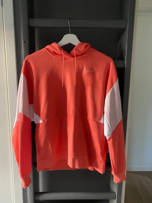 Nike hoddie  - Orange hoddie från Nike. Retro hoddie i storlek S med lite oversized passform. Använd någon enstaka gång.