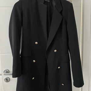 Medel lång kappa - En medel lånf kappa, aldrig använd  