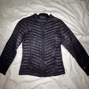 Dunjacka  - Tunn dunjacka som är perfekt nu till hösten, ett litet hål på armen men det är nog lätt att fixa. Vet inte heller märktes på jackan för lappen är inte kvar och den är gammal❤️