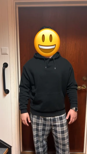 Svart Hoodie - Köpt från ASOS för ett år sedan, har inte riktigt kommit till ansvällning, säljs tvättad. 