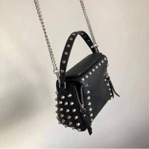 Snygg väska från ZARA med nitar ☠️🪽⚡️ Superbra skick, 250 +frakt 🪼