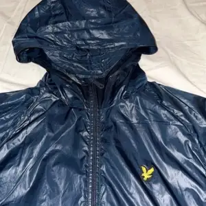 Lyle & Scott Lightweight Windbreaker i storlek M. Jackan är ganska glansing, endast testad.