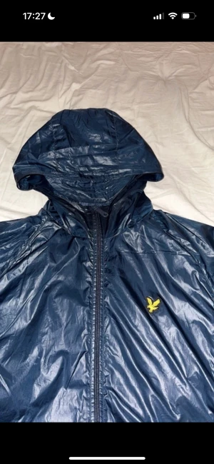 Lyle & Scott vindjacka - Lyle & Scott Lightweight Windbreaker i storlek M. Jackan är ganska glansing, endast testad.