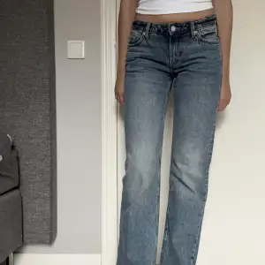 Jag säljer mina lågmidjade jeans från weekday i modell arrow low. De är i superbra skick och endast använda fåtal gånger. De är uppsprättade längst ned!💗
