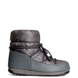 Moon boots! - Jag säljer mina gråa Moon boots😻 De är köpta för 2169! Och de är i väldigt bra skick! Skriv om ni har frågor eller prisförslag❣️