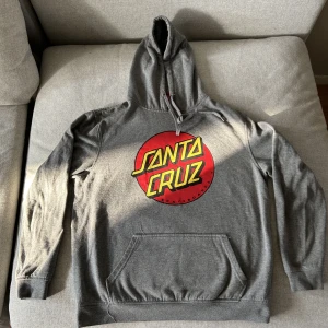 Santa cruz hoodie - En grå santa cruz hoodie i storlek s. Bra skick. Säljer då jag inte längre använder den.