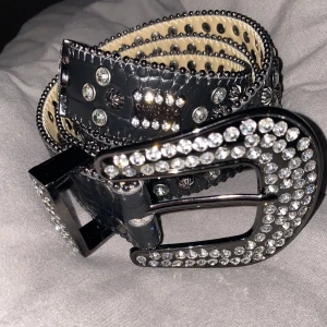 B.B. Simon Belt - Jag säljer mitt bälte från B.B. Simon för att den var större än jag trodde. Då storleken på den är 110 cm. Priset kan diskuteras vid snabb affär.