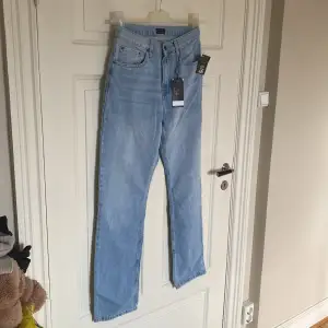 Säljer dessa snygga jeans från Nelly. Helt ny och lappen sitter kvar. Storlek 34. Modellen heter Cheeky Fit Denim. 