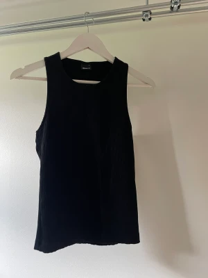 Linne  - Detta linnet köpte jag på Ginatricot för ett tag sen. Köpte den för 200 kr säljer den för 35kr. 