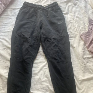 Nike tech byxor - Nike tech byxor i nytt skick.