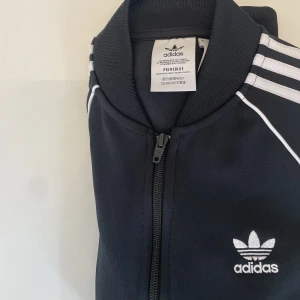 Adidas originals zip-tröja - Ruggigt bra skicka 9/10. Storlek small. Hör av er vid intresse, mvh Filip.