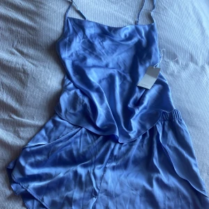 Satinpyjamas - Helt oanvänd! Jätteskönt satin tyg!