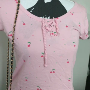 Cherry tshirt - Bra, men finns märken