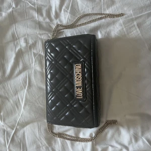 Love Moschino Väska  - Nu säljer jag min älskade väska. Använt ett antal gånger (äkta) & köpt på Åhléns 2020.  Nypris 1999kr 