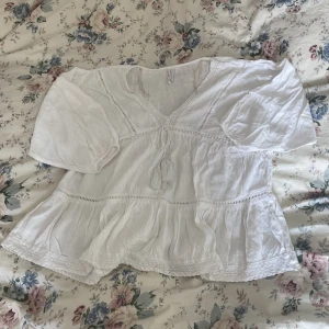 Vit blus - Jätte söt vit blus med fina detaljer! Jättefint skick, storlek XS. 