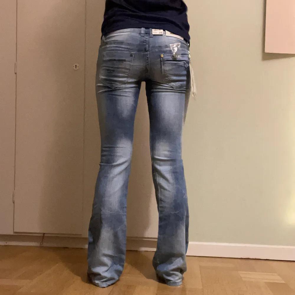 Helt oanvända jeans med lappen kvar. De är inte så hårt material utan mer stretchiga jeans. Jag är 167cm.  . Jeans & Byxor.
