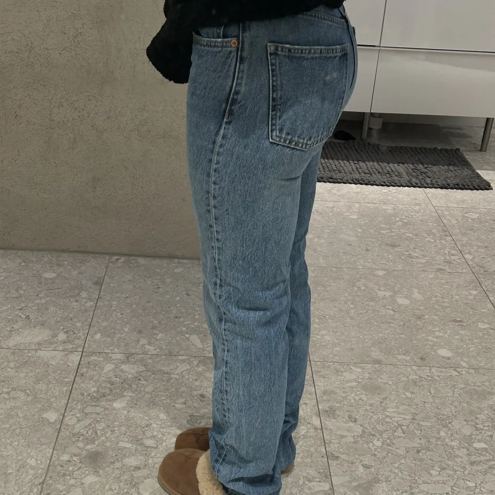 Säljer mina mid rise jeans från Zara då jag inte använder de längre!!🌟🌟. Jeans & Byxor.