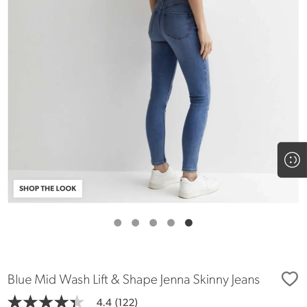 Skinny jeans från märket New Look. Använd 1 gång. Har detaljer på baksidan som ska ge en fin form och det tycker jag att den gör. Stretchiga också.    Storlek: 40.   Nypris ca 400kr.  . Jeans & Byxor.