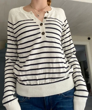 Stickad tröja - En randig stickad tröja från Lindex, knappar där fram så man kan knäppa om man vill🥰❤️skriv för fler bilder eller frågor