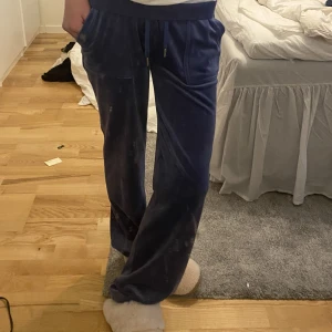 Juicy couture byxor - Säljer dessa jätte snygga blå juicy couture byxorna i storlek xs💗Dem är i nyskick, och endast andvända Max 3 gånger🫶🏼💗väldigt bra pris🫶🏼köparen står för frakten! Kan posta imorgon!!❤️(smutsig spegel, inte byxorna)