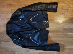 Skinnjacka  - Skinnjacka som aldrig kommer till användning. Storlek large. Mycket gott skick 