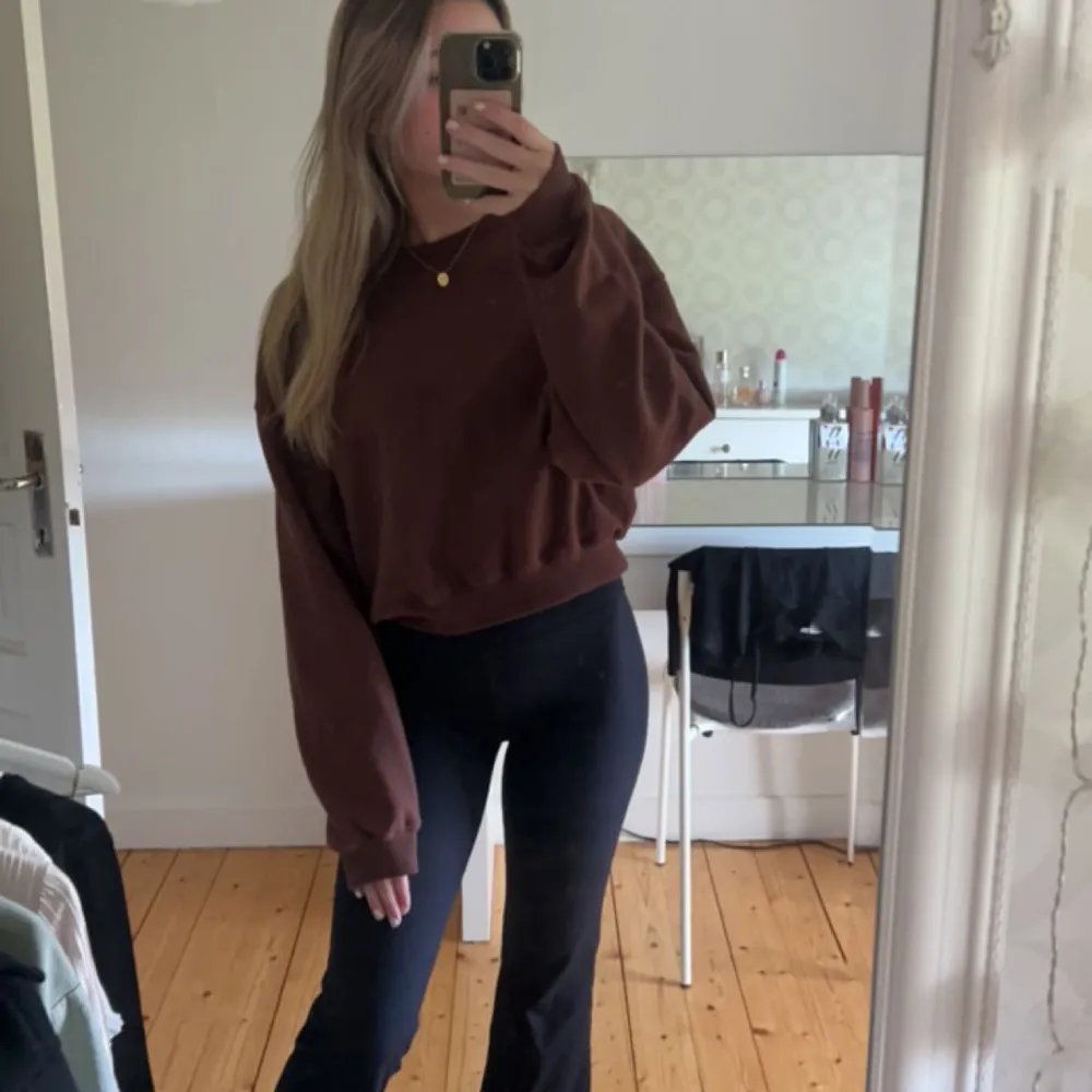 Brun sweatshirt från bikbok i nyskick. Stl S, nypris 379:-💞. Tröjor & Koftor.