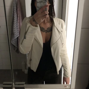 Vit skinnjacka  - Supersnygg vit skinnjacka som tyvärr aldrig kommer till användning. ❤️