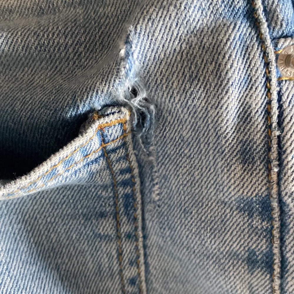Hej säljer ett par blåa utsvegnda jeans som börjar bli för små💕 Det är ett litet hål på sidan men det går snabbt att laga🩷. Jeans & Byxor.