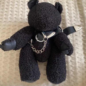 Björn - Liten emo björn med dekorativ kedja ❤️ inga hål eller fläckar dock funkar inte dragkedjan där bak så jag sänkte priset 🌸om man sätter en kedja genom fliken på handen kan man använda den som ”axelväska” 😊